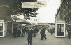 404746 Gezicht op de entree van het Jaarbeursterrein op het Vredenburg te Utrecht, tijdens een Jaarbeurs,